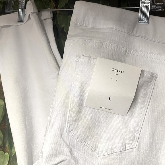 🆕 Cello Pull-on Jeans - Picture 2 of 6